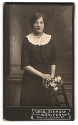 Fotografie Gebr. Strauss, München, Neuhauserstr. 20, Dame mit Blumenarrangement