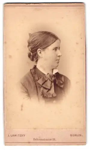 Fotografie J. Lawitzky, Berlin, Behrenstrasse 21, Frau Schultz im Profil