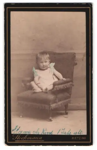 Fotografie N. Stockmann, Hietzing, Allee Gasse 40, Kleinkind auf gepolstertem Sessel