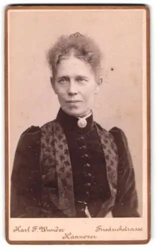 Fotografie Karl F. Wunder, Hannover, Friedrichstrasse, Helene im dunklen Kleid