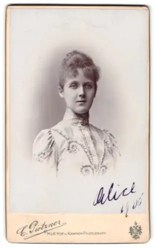 Fotografie C. Pietzner, Wien, Mariahilferstrasse 3, Alice im hochgeschlossenen Kleid