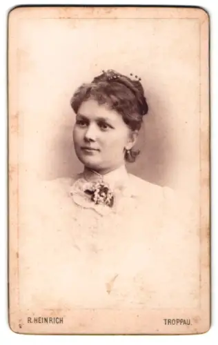 Fotografie R. Heinrich, Troppau, Johannisgasse 9, Anna Mallentin mit Hochsteckfrisur