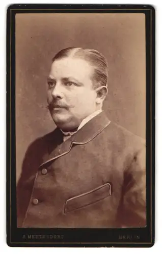 Fotografie A. Menzendorf, Berlin, Louisen-Str. 61, Porträt eines Mannes mit Schnurrbart