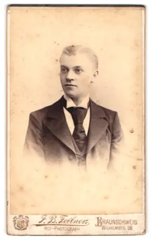 Fotografie J. B. Feilner, Braunschweig, Wilhelmstr. 88, Theodor Jacobi im Anzug