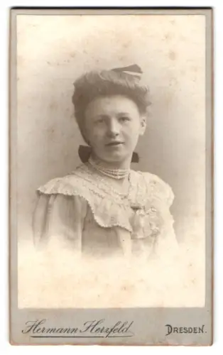 Fotografie Hermann Herzfeld, Dresden, Altmarkt, Johanna Funck mit Perlenkette