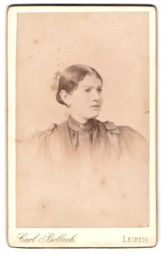 Fotografie Carl Bellach, Leipzig, Gellertstrasse 12, Porträt einer Frau im Profil