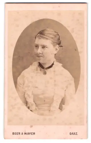 Fotografie Beer & Mayer, Graz, Beethovenstrasse 21, Porträt einer jungen Frau