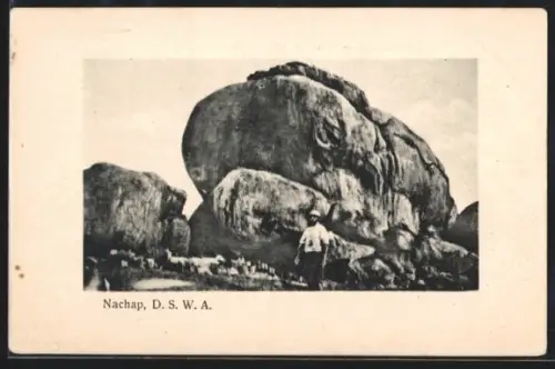AK Nachap, Mann vor einem Felsen