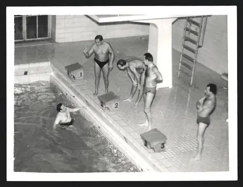 3 Fotografien Männer und Frauen in einem Hallenbad
