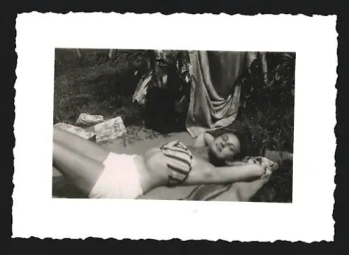 4 Fotografien Hübsche Frau im Bikini liegt auf einer Decke