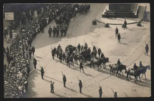 11 Fotografien Ansicht Prag, Vogelschau auf Militärparade, Soldaten in Uniform vor einem Bild, Militärkapelle zu Pferde