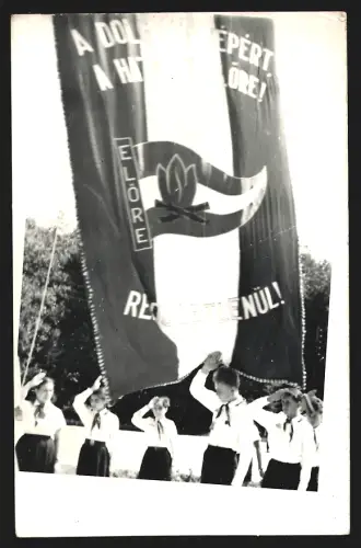 2 Fotografien Ungarische Pioniere der Arbeiterbewegung RFB mit Fahne