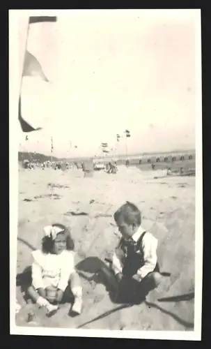 2 Fotografien Zwei Kinder verbringen einen schönen Tag am Strand