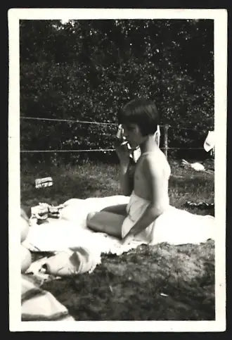 3 Fotografien Rauchendes Kind sitzt auf einer Decke am Wannsee im Jahr 1931