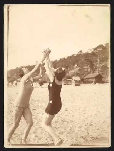 2 Fotografien Frauen in Badeanzügen beim Ballspiel am Strand
