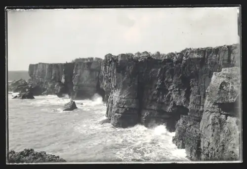 12 Fotografien Ansicht Cascais, Portal einer Kirche, Auto vor dem Portal, Segelboote vor einem Ufer, Stürmische See