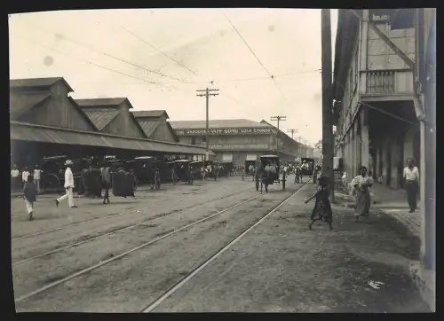 7 Fotografien Ansicht Manila, Passanten in landestypischer Kleidung, Innenraum mit Altar, Schienen in einer Ortspartie