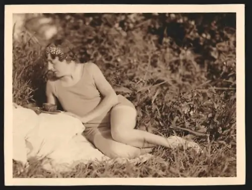 Fotografie Frau im Badeanzug liegt bei Heiligensee auf einer Decke