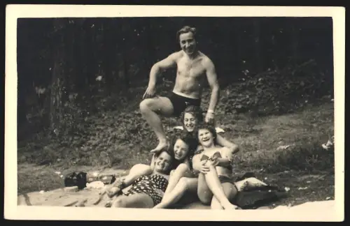 Fotografie Gruppe junger Menschen in Badebekleidung und Bikini am Waldrand