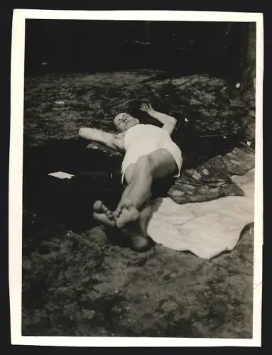 Fotografie Mann in Badekleidung liegt auf Handtüchern