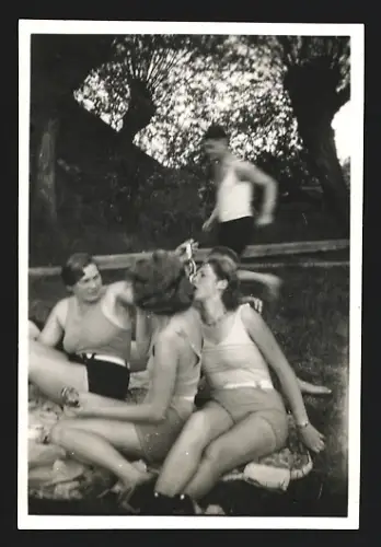 Fotografie Gruppe junger Menschen in Badekleidung auf einer Wiese