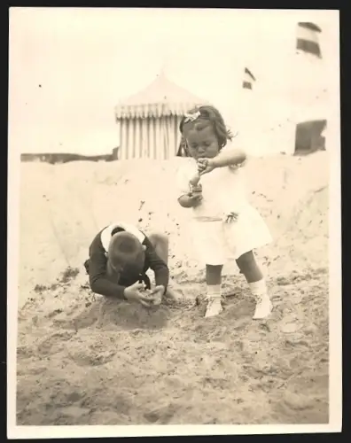Fotografie Zwei Kinder bauen Sandburgen am Strand