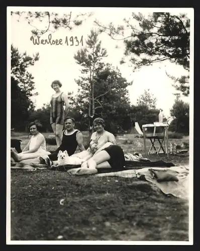 Fotografie Fünf Menschen im Badeanzug und ein Hund liegen auf einer Wiese am Werlsee im Jahr 1931