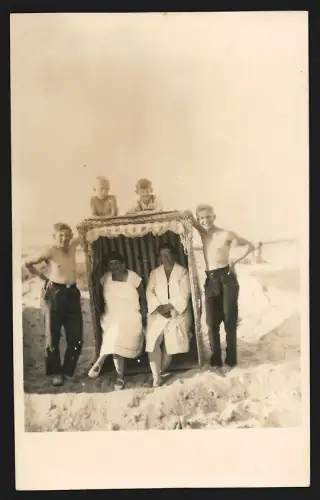 Fotografie Männer, Frauen und Kinder posieren an einem schönen Tag am Strandkorb