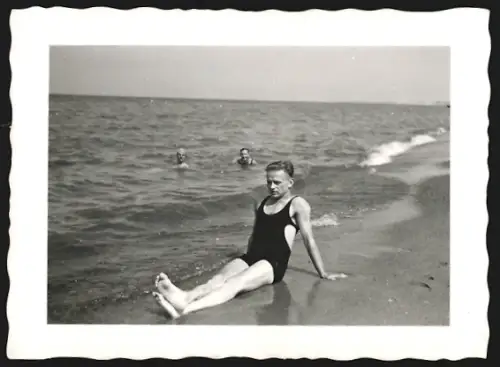 Fotografie Mann im Badeanzug sitzt im Jahr 1936 am Ostseestrand