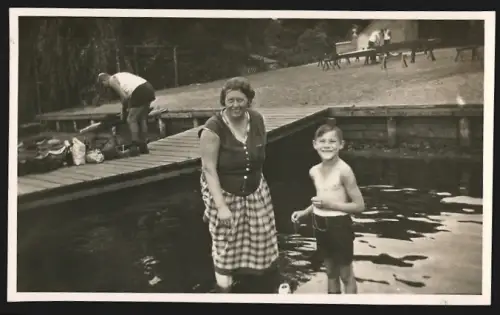 Fotografie Mutter und Kind in Badehose haben Spass im Wasser