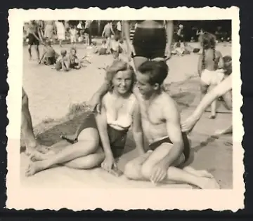 Fotografie Junges Paar in Badekleidung geniesst den Tag am Strand