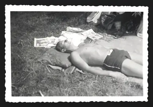 Fotografie Mann in Badehose hält ein Nickerchen auf einer Decke