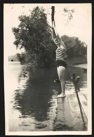 Fotografie Frau im Badeanzug vor dem Sprung ins Wasser