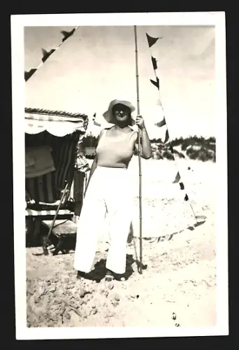 Fotografie Frau mit Badeanzug und Sonnenhut geniesst den Tag am Strand