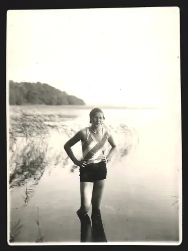 Fotografie Junge Frau steht bis zu den Knien im Wasser, Erika im Jahr 1929