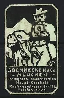 Reklamemarke München, Fotobedarfsgeschäft Soennecken & Co. Kaufingerstrasse, Fotograf mit Kamera auf Kamel vor Pyramiden