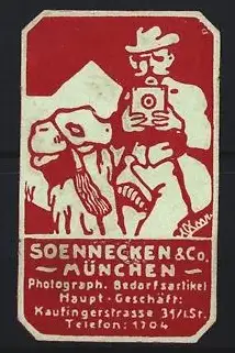 Reklamemarke München, Fotobedarfsgeschäft Soennecken & Co. Kaufingerstrasse, Fotograf mit Kamera auf Kamel vor Pyramiden