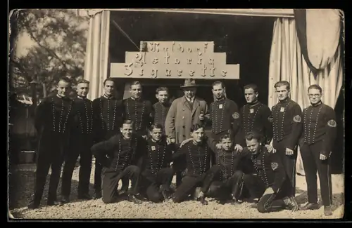 Foto-AK Hotelpagen Waldorf Astoria, Pagen in Uniform, Kragenspiegel Oberst & Ärmelabzeichen Waldorf Astoria Zigaretten