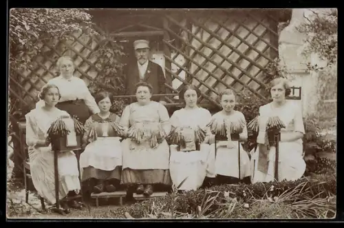 Foto-AK Hausfrauen klöppeln Spitzenware in Handarbeit