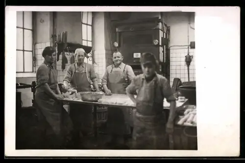 Foto-AK Bäcker-Gesellen bei der Arbeit in einer Backstube