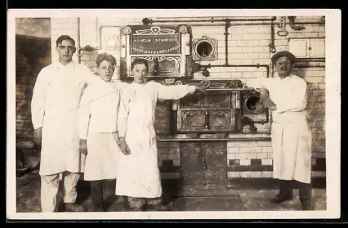 Foto-AK Saarbrücken, Bäckergesellen & Azubi vor Ofen in der Backstube stehend