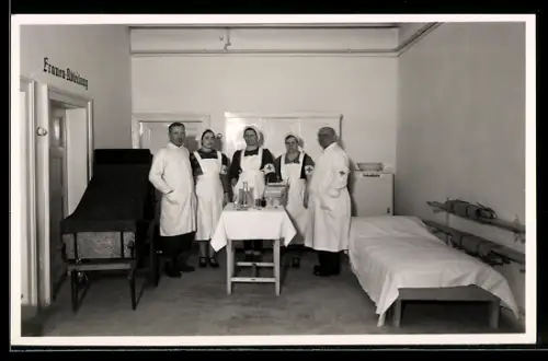 Foto-AK Ärzte & Rot Kreuz Krankenschwestern in der Frauen-Abteilung eines Krankenhauses