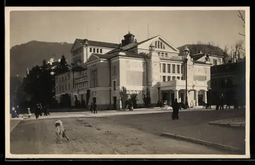AK Meran, Kurhaus mit Passanten und Hund im Vordergrund