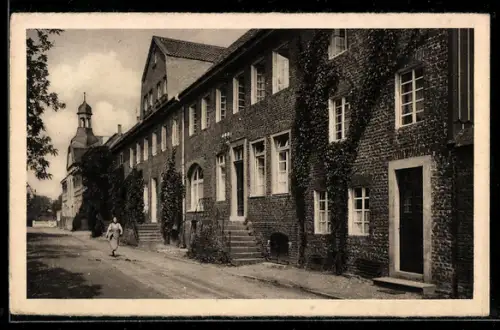 AK Kaiserswerth a. Rh., Fliednerstrasse mit Frau