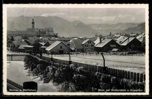AK Murnau a. Staffelsee, Blick auf Wetterstein u. Zugspitze, Ortansicht mit Kirche und Häuser unter Schneedecke