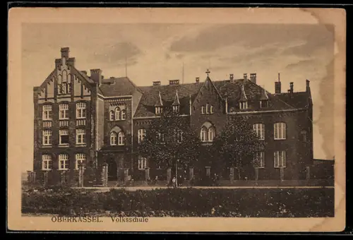 AK Oberkassel, Volksschule mit Strassenpartie