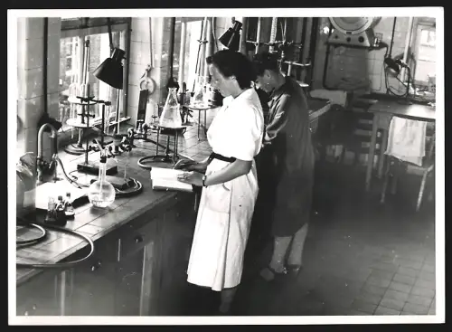 Fotografie Laborantinnen bei chemischen Experimenten im Labor