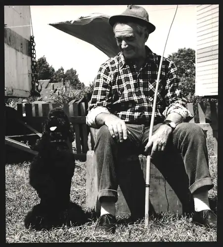 Fotografie Schauspieler Carl-Heinz Schroth mit dem Serienhund Amandusaus der Serie: Alle Hunde lieben Theobald