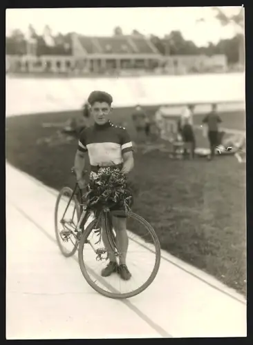 Fotografie Phil. Burckhardt, Frankfurt, Ansicht Frankfurt / Main, Amateur Fahrrad Weltmeister Martinetti mit Rennrad