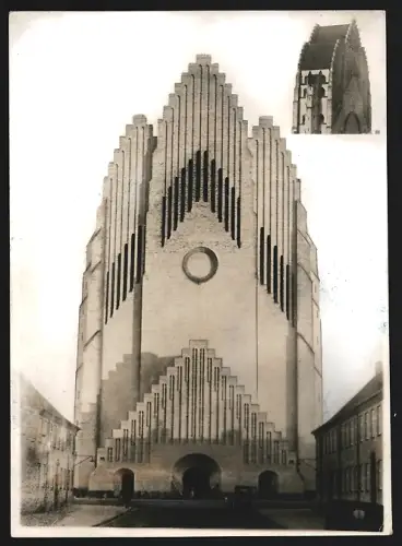 Fotografie unbekannter Fotograf, Ansicht Kopenhagen, Frontansicht der Grundtvigskirche